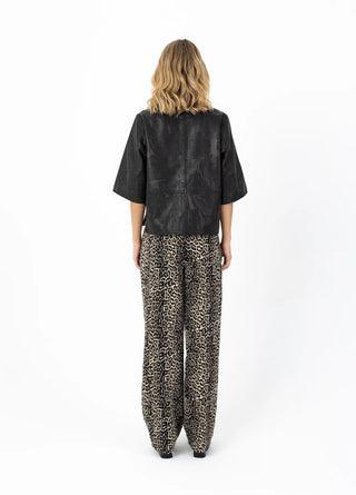 SKINNSKJORTA MED LASERSKURET KONSTVERK